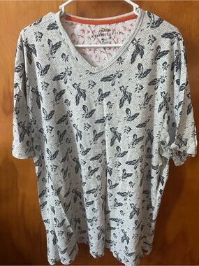 Alexander Julian Light Gray Short-Sleeve V-Neck Tee with Navy Floral Print
